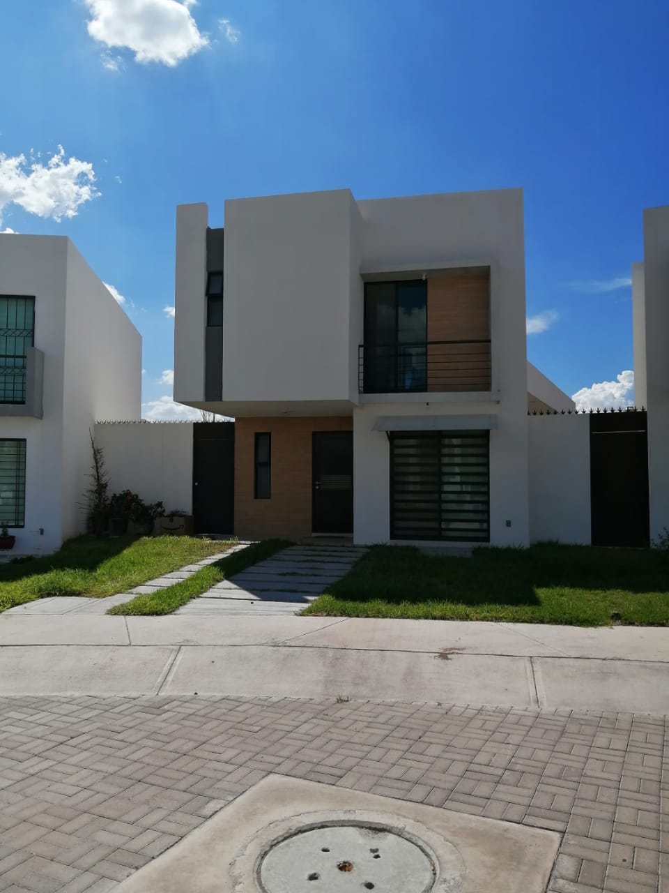 CASA EN VENTA EN PRIVADA AZUL LOS&nbsp;LAGOS.